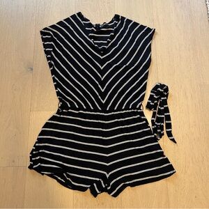 Women’s billabong romper EUC - size large